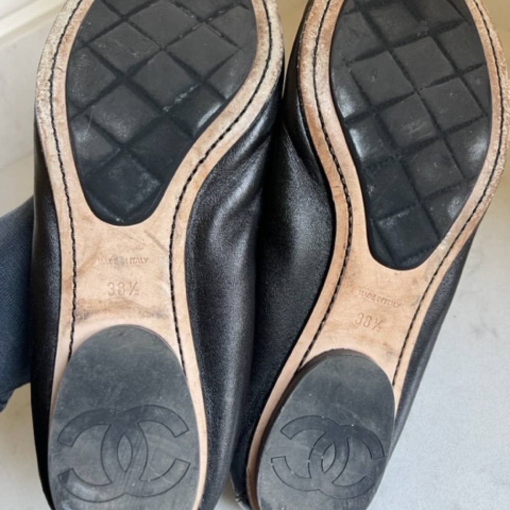Chanel Black Lambskin and Patent Ballet Flat - Picture 5 of 6
